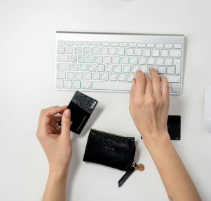 image of somebody online shopping